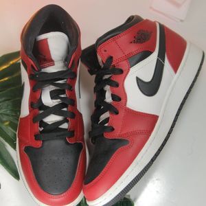 Jordan 1 Mid Black Red White size 5.5youth/7womens/37.5EU 000618
